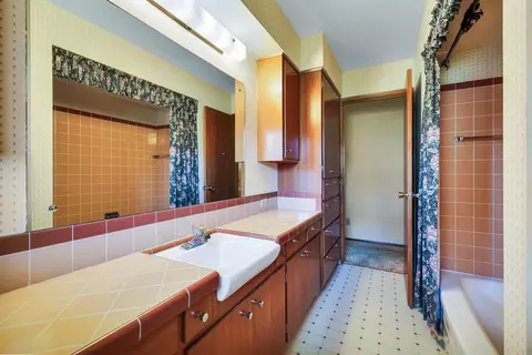 Bath - 2017 E 35th Ave, Spokane, WA 99203 photo 2 of 4