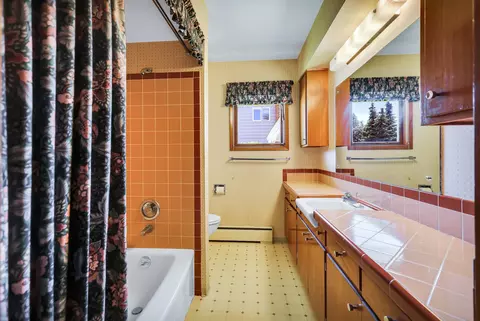 Bath - 2017 E 35th Ave, Spokane, WA 99203 photo 1 of 4