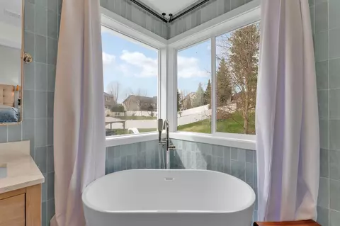 Bath - 809 E Ballard Rd, Colbert, WA 99005 photo 2 of 4