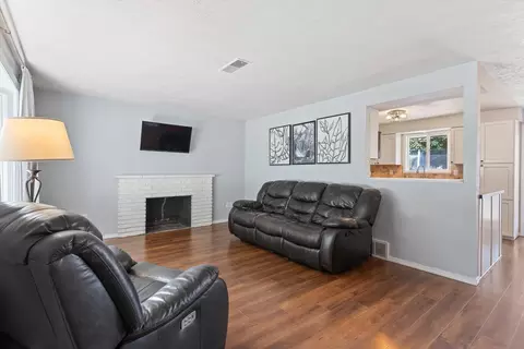 Living - 3003 Ermina Ave, Spokane, WA 99207 photo 2 of 3