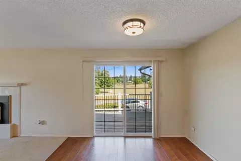 Living - 11022 E Maxwell Ave, Spokane Valley, WA 99206 photo 3 of 4