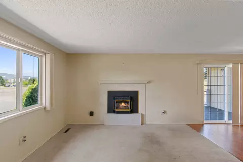 Living - 11022 E Maxwell Ave, Spokane Valley, WA 99206 photo 1 of 4