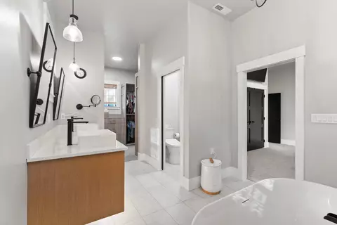 Bath - 3584 E 46th Ct, Spokane, WA 99223 photo 3 of 8