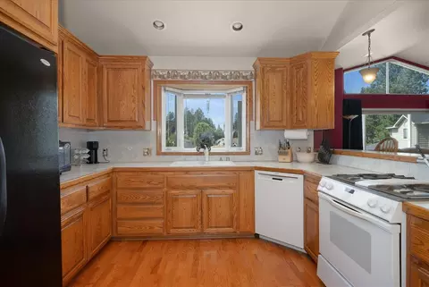 Kitchen - 518 E Piper Glen Ct, Colbert, WA 99005 photo 3 of 4