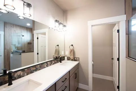 Bath - 1010 E Handy Rd, Colbert, WA 99005 photo 1 of 4