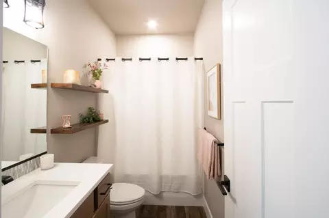 Bath - 1010 E Handy Rd, Colbert, WA 99005 photo 3 of 4