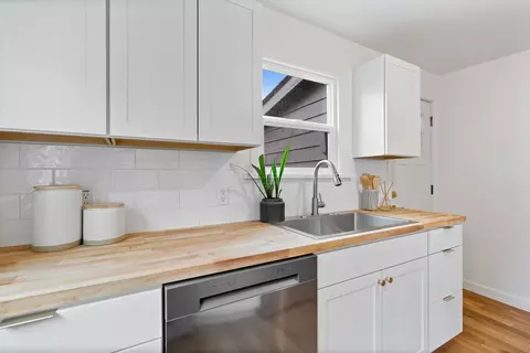 Kitchen - 7005 E 9th Ave, Spokane Valley, WA 99212 photo 3 of 4