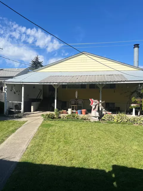 Exterior - 2924 Euclid Ave, Spokane, WA 99207 photo 6 of 8