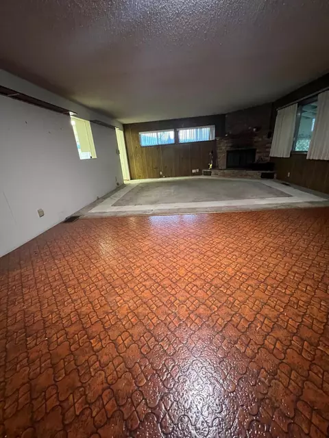 Living - 2924 Euclid Ave, Spokane, WA 99207 photo 3 of 3