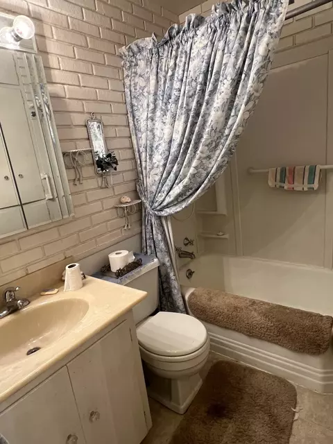 Bath - 2924 Euclid Ave, Spokane, WA 99207 photo 1 of 1