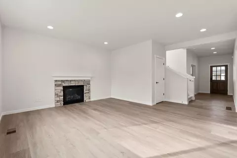 Living - 2120 E 33rd Ave, Spokane, WA 99203 photo 2 of 6