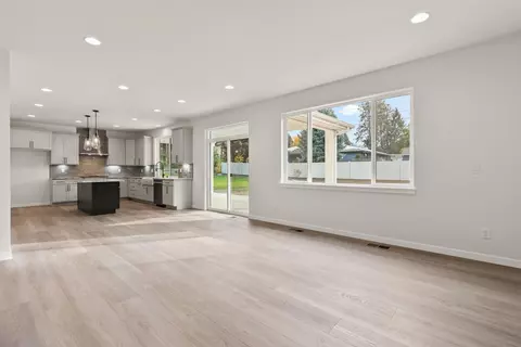 Living - 2120 E 33rd Ave, Spokane, WA 99203 photo 4 of 6