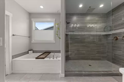 Bath - 9505 W Masters Ln, Cheney, WA 99004 photo 1 of 4