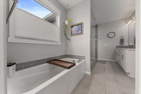 Bath - 9505 W Masters Ln, Cheney, WA 99004 photo 2 of 4