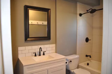 Bath - 804 E Hoffman Ave, Spokane, WA 99207 photo 1 of 2