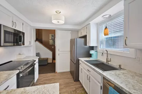 Kitchen - 4725 E Sumac Dr, Spokane, WA 99223 photo 3 of 4