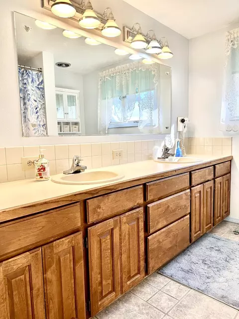 Bath - 11215 E 19th Ave, Spokane Valley, WA 99206 photo 2 of 2