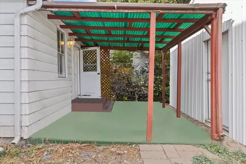 Exterior - 421 E Broad Ave, Spokane, WA 99207 photo 2 of 3