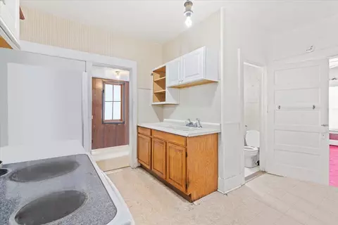 Entry Way - 421 E Broad Ave, Spokane, WA 99207 photo 2 of 4