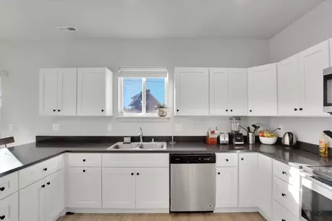 Kitchen - 1636 E Ostrander Ave, Spokane, WA 99207 photo 2 of 3