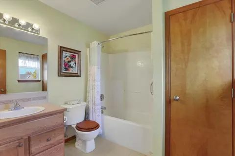 Bath - 18405 E 10th Ave, Greenacres, WA 99016 photo 1 of 2