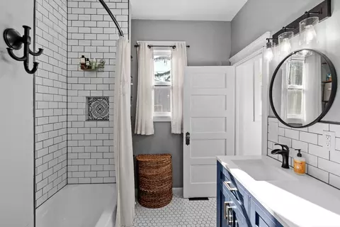 Bath - 3812 E 5th Ave, Spokane, WA 99202 photo 2 of 4