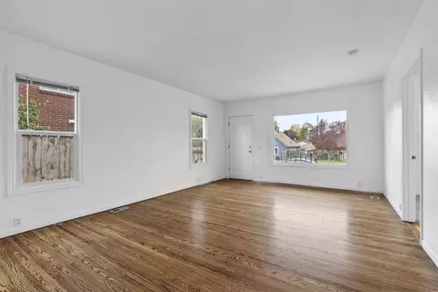Living - 827 E Hoffman Ave, Spokane, WA 99207 photo 2 of 4