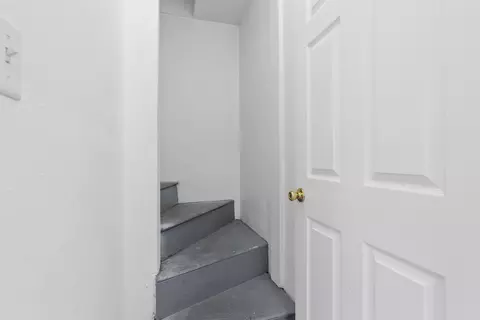 Entry Way - 827 E Hoffman Ave, Spokane, WA 99207 photo 1 of 2