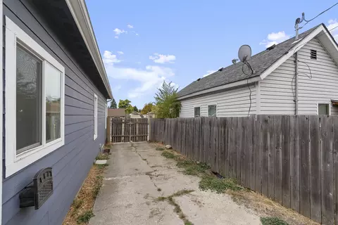 Exterior - 827 E Hoffman Ave, Spokane, WA 99207 photo 3 of 5