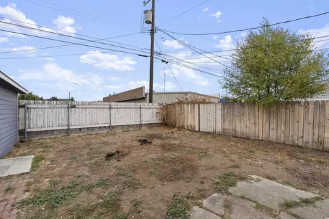 Exterior - 827 E Hoffman Ave, Spokane, WA 99207 photo 4 of 5