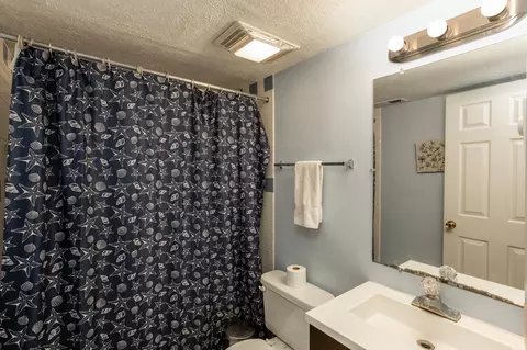 Bath - 3608 E 36th Ave, Spokane, WA 99223 photo 2 of 2