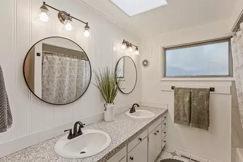 Bath - 11422 E 19th Ave, Spokane Valley, WA 99206 photo 1 of 2