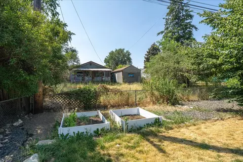 Exterior - 2418 E Hoffman St, Spokane, WA 99207 photo 13 of 16