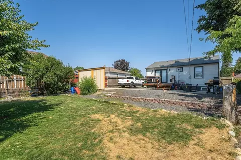 Exterior - 2418 E Hoffman St, Spokane, WA 99207 photo 14 of 16