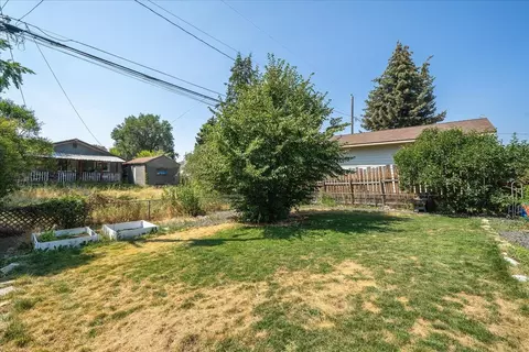 Exterior - 2418 E Hoffman St, Spokane, WA 99207 photo 15 of 16
