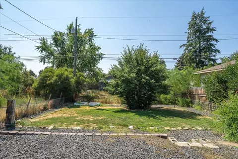 Exterior - 2418 E Hoffman St, Spokane, WA 99207 photo 10 of 16