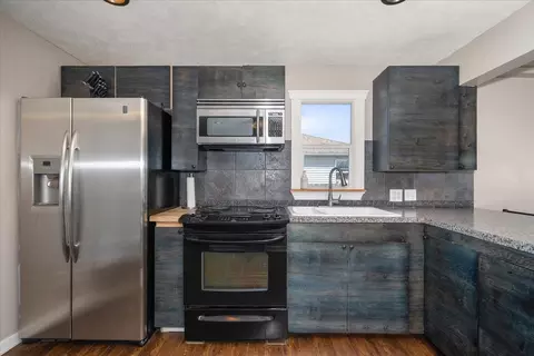 Kitchen - 2418 E Hoffman St, Spokane, WA 99207 photo 3 of 4