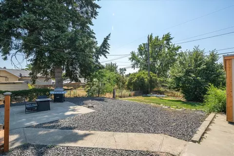 Exterior - 2418 E Hoffman St, Spokane, WA 99207 photo 11 of 16