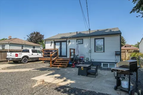 Exterior - 2418 E Hoffman St, Spokane, WA 99207 photo 7 of 16