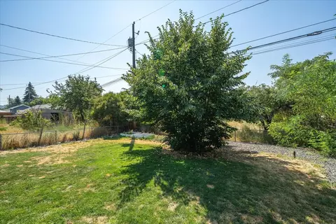 Exterior - 2418 E Hoffman St, Spokane, WA 99207 photo 12 of 16