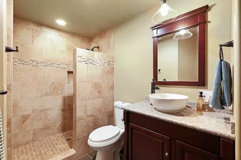 Bath - 713 E Huron Dr, Spokane, WA 99208 photo 4 of 5