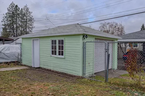Exterior - 547 E Broad Ave, Spokane, WA 99207 photo 7 of 8
