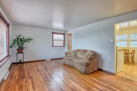 Living - 547 E Broad Ave, Spokane, WA 99207 photo 1 of 3