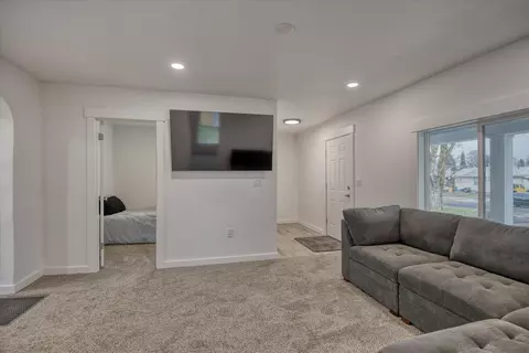 Entry Way - 3824 E Grace Ave, Spokane, WA 99217 photo 4 of 5