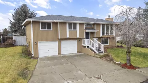 10407 N Arrowhead Dr, Spokane, WA 99208