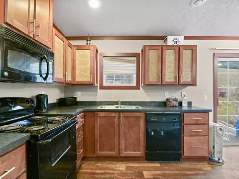 Kitchen - 15404 E Scribner Rd, Spokane, WA 99217 photo 4 of 4