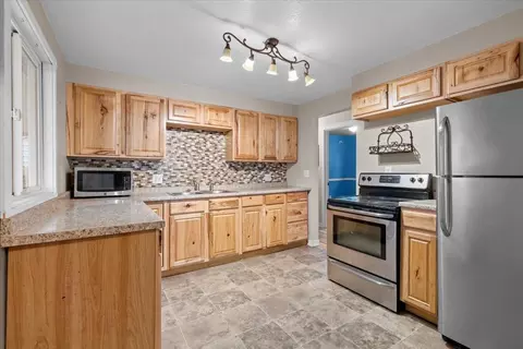 Kitchen - 615 E Dalke Ave, Spokane, WA 99208 photo 2 of 2