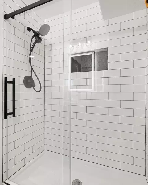 Bath - 3728 E 16th Ave, Spokane, WA 99223 photo 6 of 6