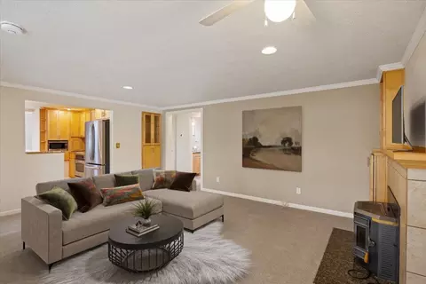 Living - 10004 E 10th Ave, Spokane Valley, WA 99206 photo 4 of 5