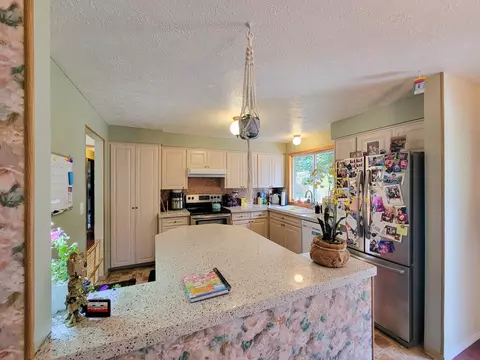 Kitchen - 2703 E Thurston Ave, Spokane, WA 99223 photo 2 of 3